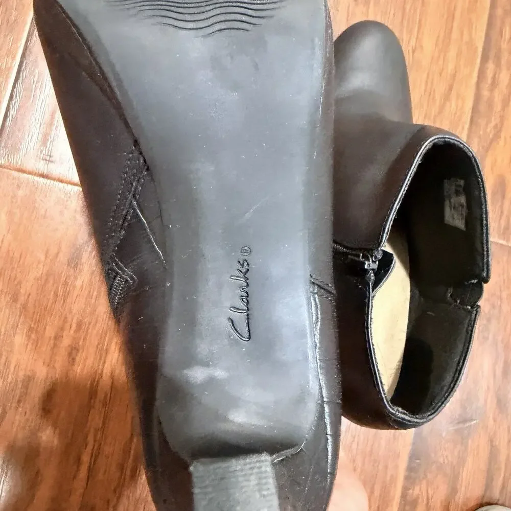 Clark’s Collection Women’s Black Ankle Booties Size 8.5 Zip High Heel Classic